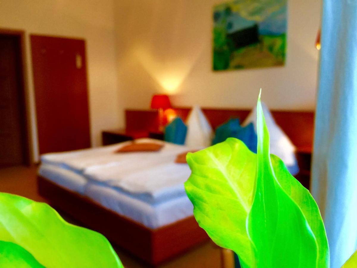 Zu Den Linden - Radebeul Pension Mit Restaurant Extérieur photo